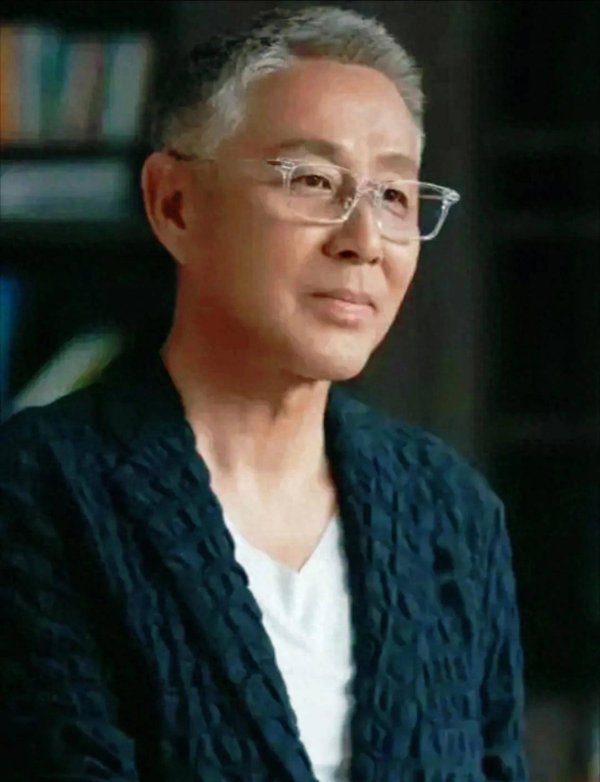 南方配资平台 70岁陈道明独居日常首度公开！庆帝化身修车师傅？书房内幕令人动容